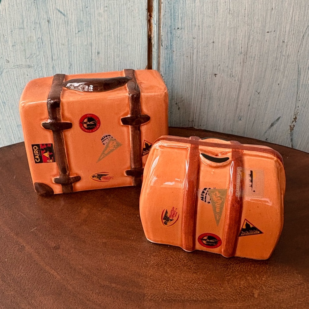 Vintage Ceramic Suitcase Salt & Pepper Set - new in original box! - Picture 9 of 10